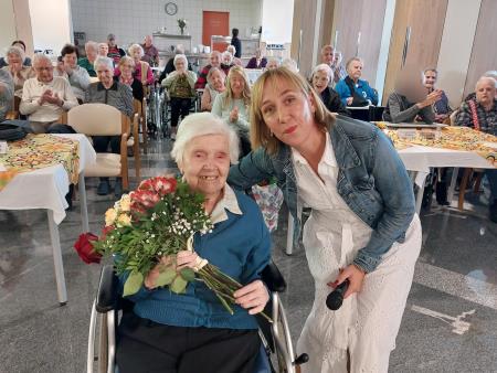 Slavljenki je izrekla čestitke v imenu  stanovalcev in zaposlenih direktorica Doma Taber Martina